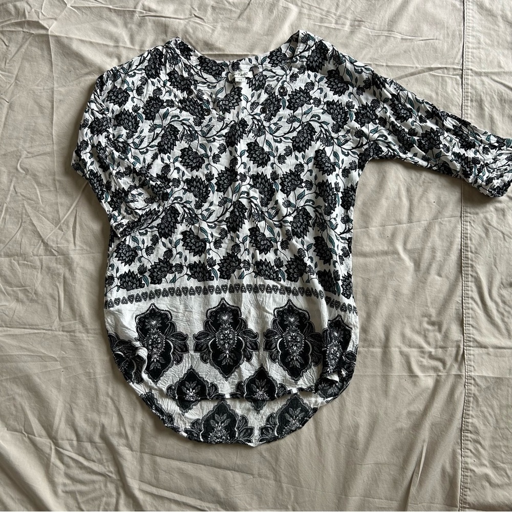 Simply Noelle Floral Black and White Women's Medium casual Basic Blouse